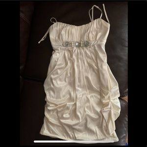 Formal style cocktail dress. Ivory color. Size M.